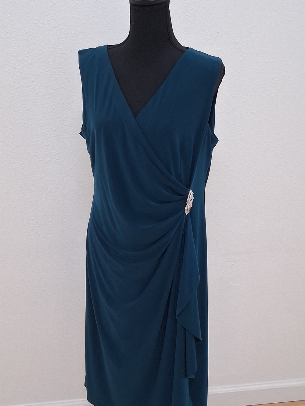R&M Richards sleeveless Teal Draped V-Neck Dress with Side Brooch